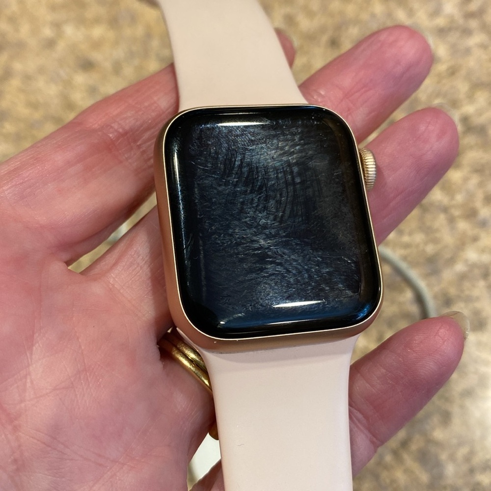 Apple Watch Series 4 GPS 40mm Model A1977 Pink S/M Band APPLE NO LONGER SUPPORTS - Picture 17 of 17